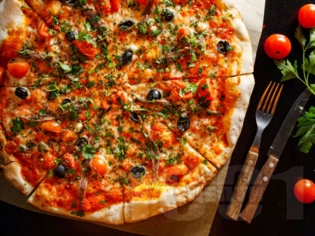 Италианска пица с аншоа, домати и кашкавал (с домашно тесто с мая) - снимка на рецептата